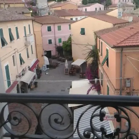 Sul Corso Di * Porto Azzurro